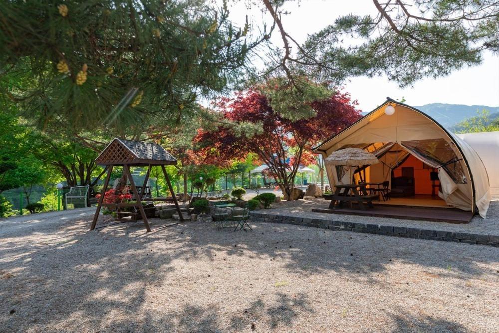 Отель Inje Naerincheon Glamping Экстерьер фото